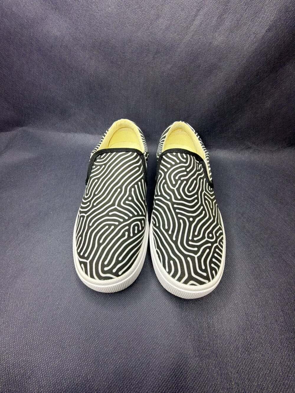 Bucketfeet Black and White Abstract Wave Pattern Slip-On Canvas Shoes women’s 7.